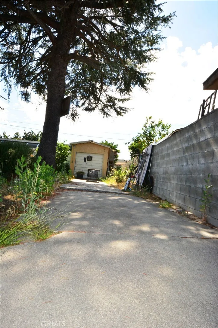 This driveway can accommodate many cars