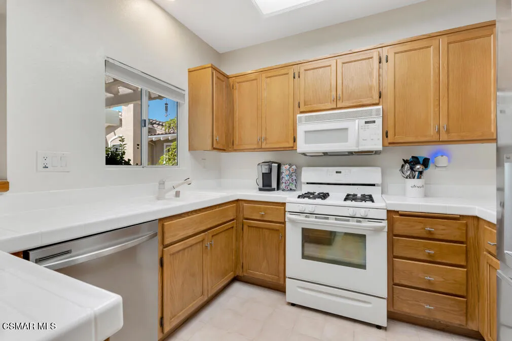 1556 Glacier St-HsHProd-2