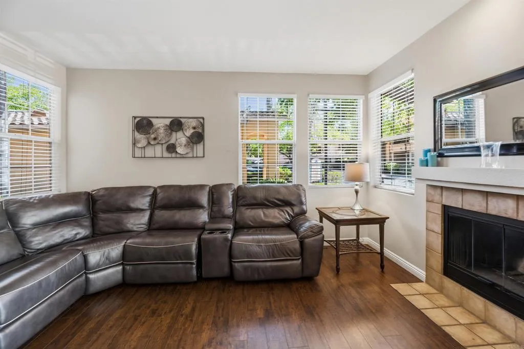Spacious, light & bright with fireplace and wood laminate flooring.