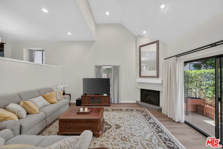 15173 Magnolia Boulevard F, Los Angeles, California 91403
