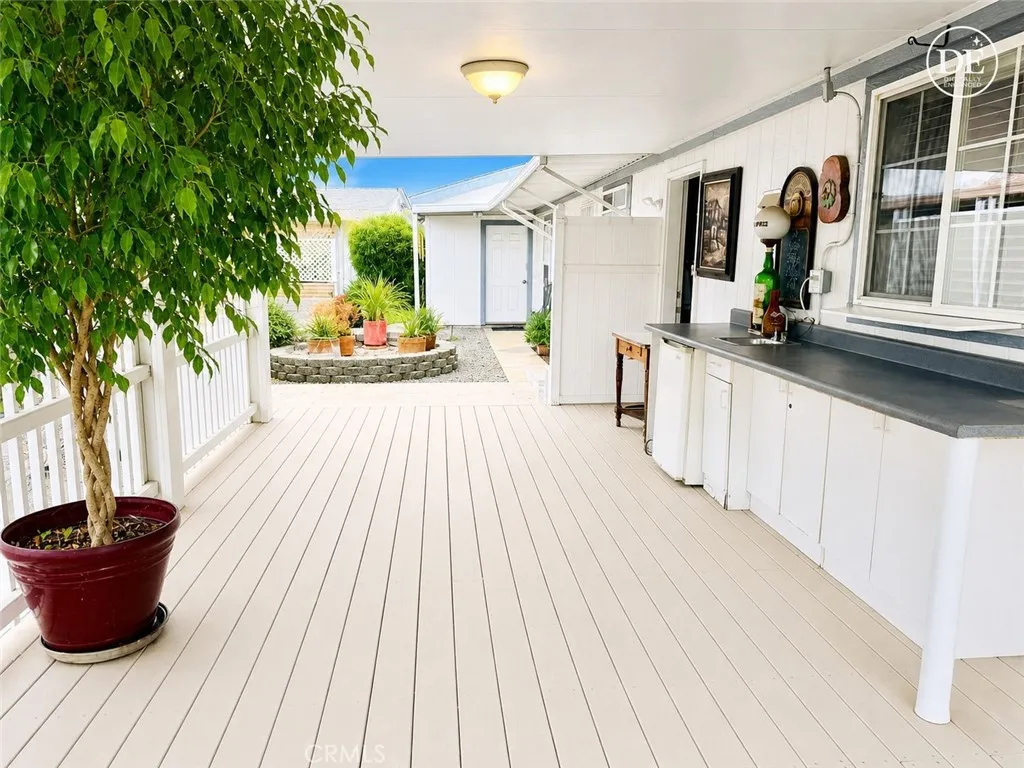 Large trecks deck patio for entertaining