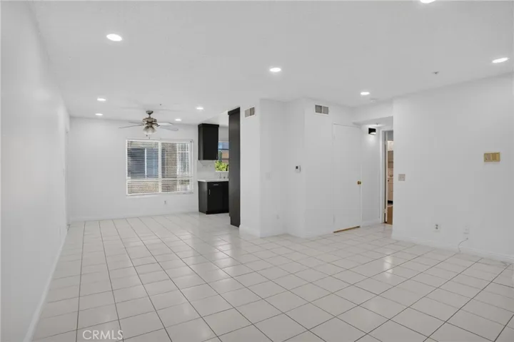 8828 Burnet Ave 9, North Hills, California 91343