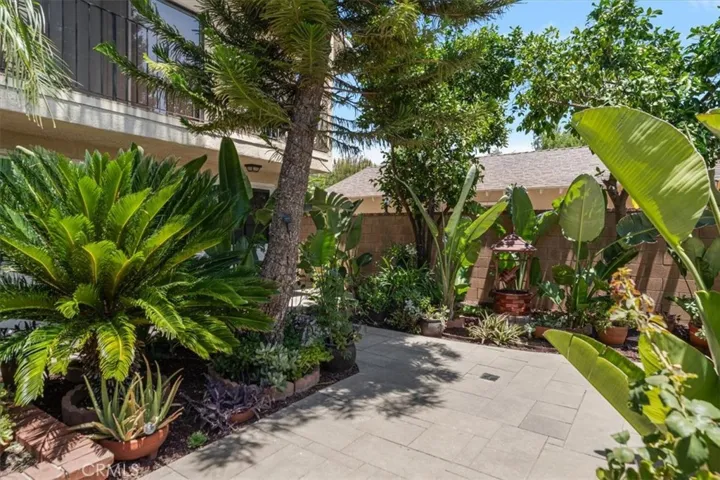 22521 Victory Boulevard B, West Hills, California 91307