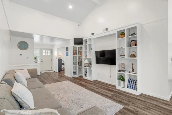 23515 Estrella, Valencia, California 91355