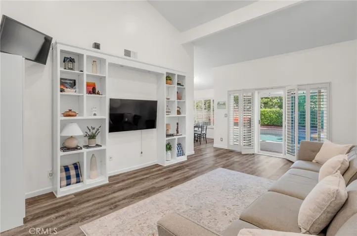 23515 Estrella, Valencia, California 91355