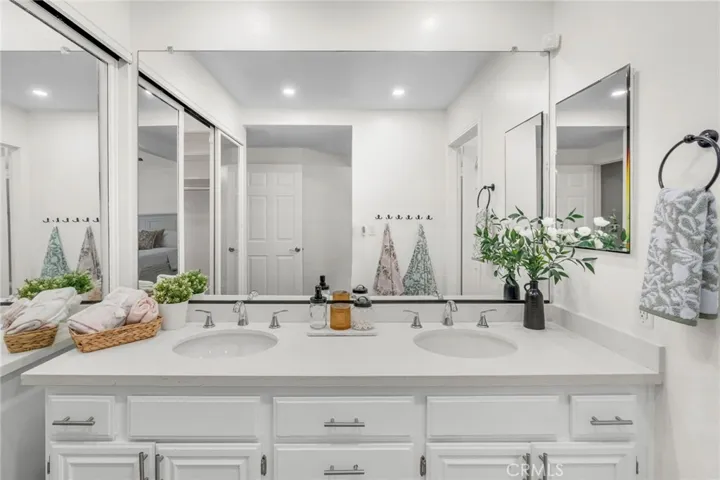 23515 Estrella, Valencia, California 91355