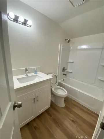 Master bedroom 
bathroom