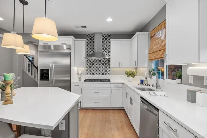 525 N Cedros Ave, Solana Beach, California 92075