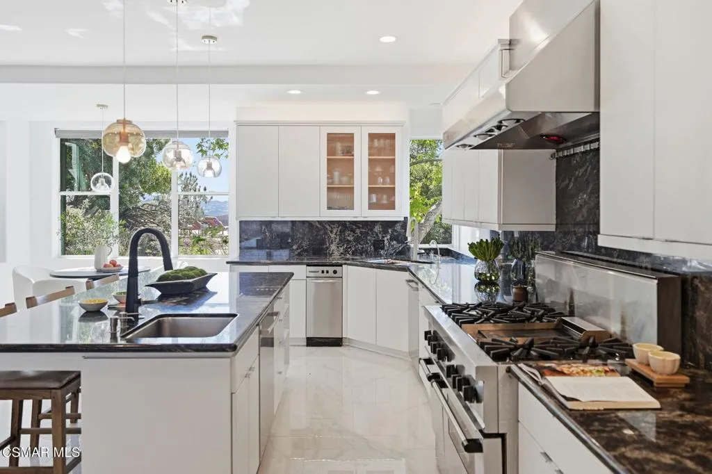 28-web-or-mls-419_Helga_Ct_29