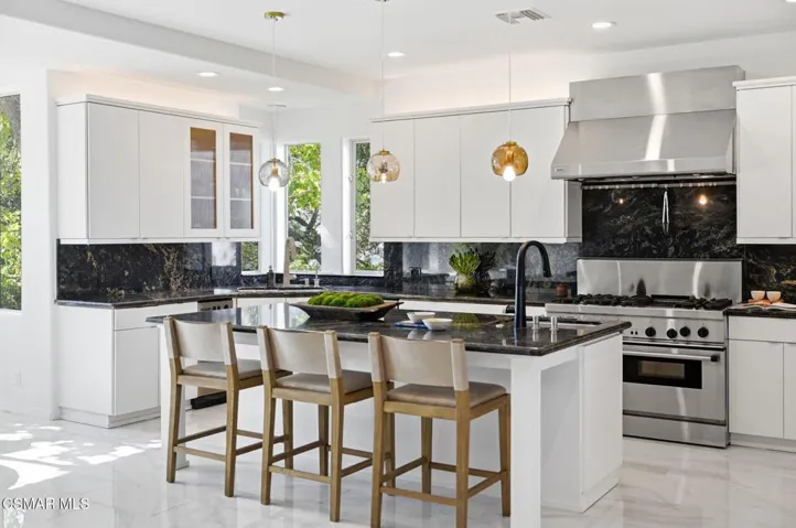 3-web-or-mls-419_Helga_Ct_03
