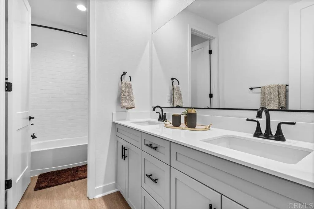 Fourth Full Bathroom (Tub)