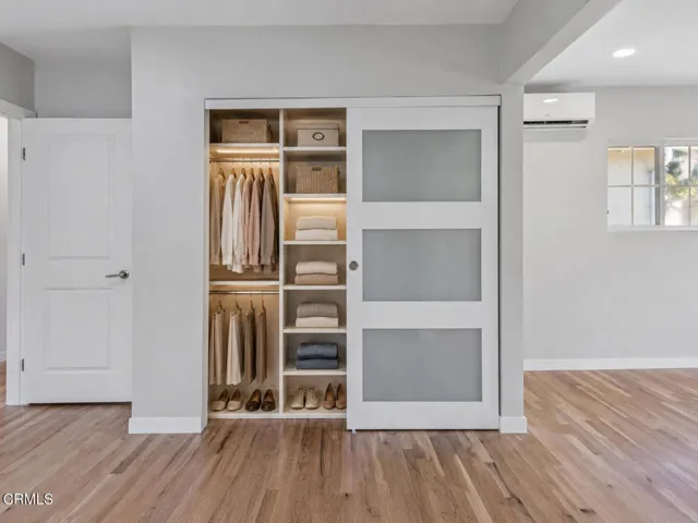 minimalist_closet_with_warm_neutrals