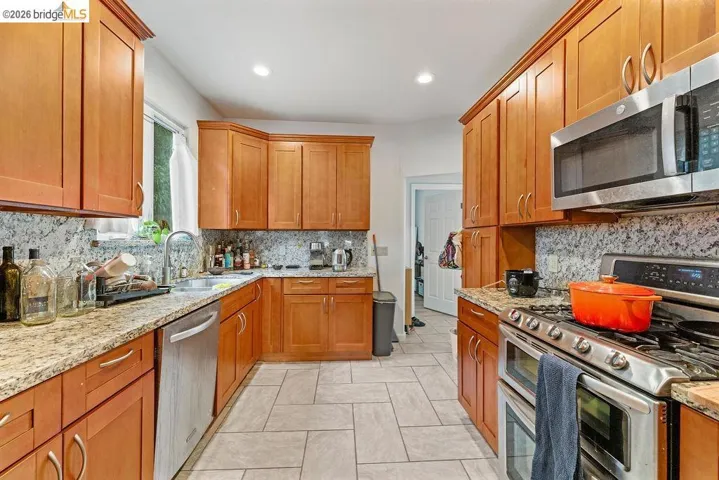 74 Pearl St, Oakland, California 94611