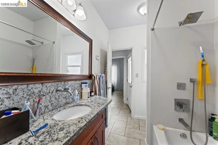 74 Pearl St, Oakland, California 94611