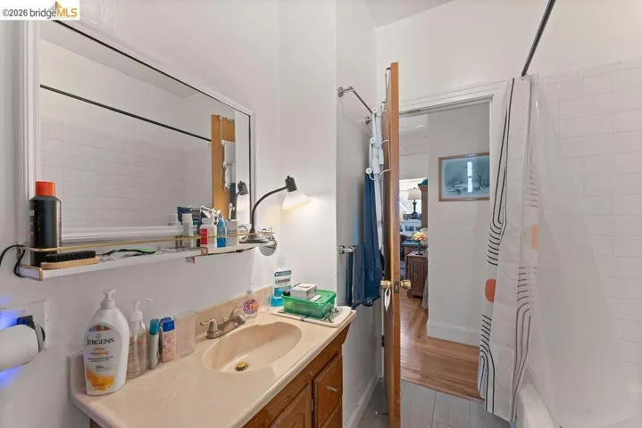 74 Pearl St, Oakland, California 94611