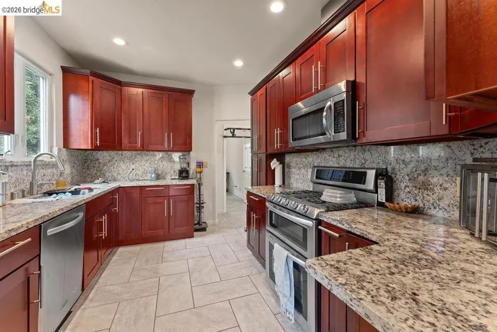 74 Pearl St, Oakland, California 94611
