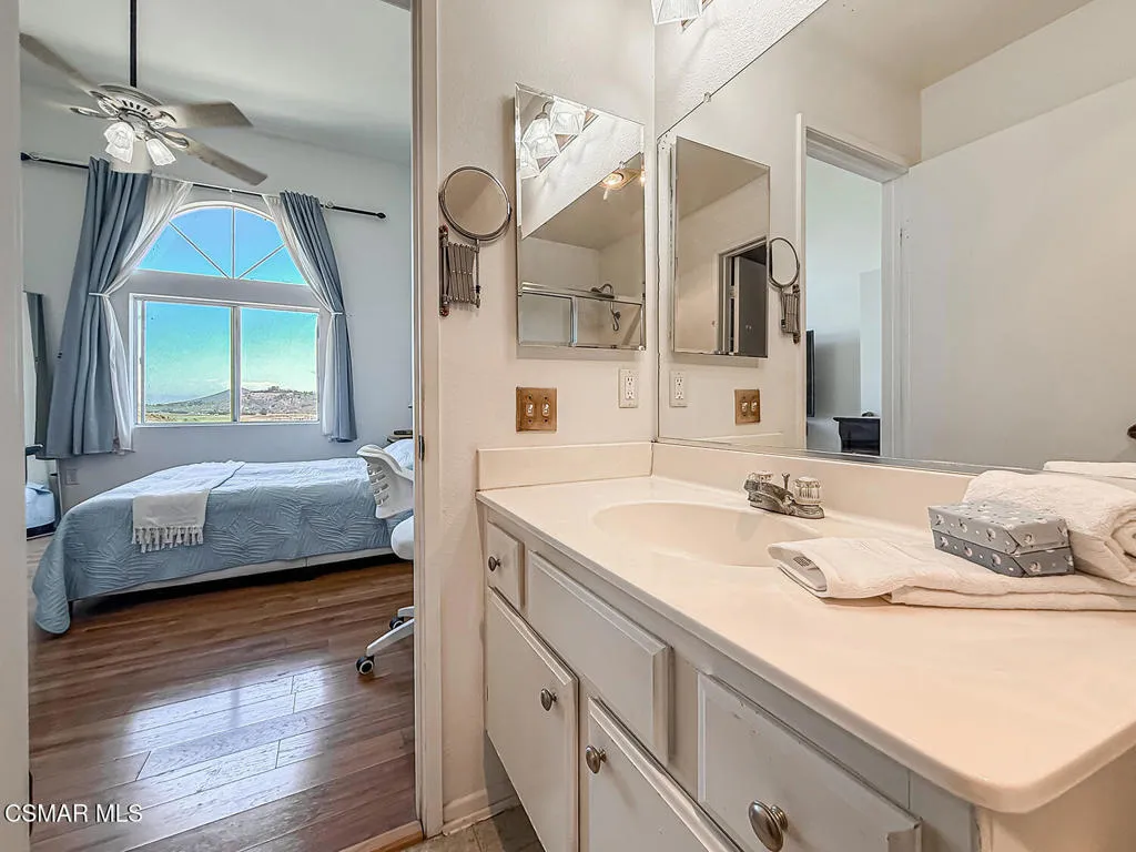 fPrimary Bedroom Suite5