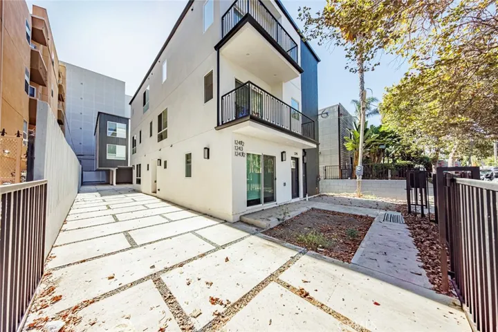 1243 N Sycamore Street, Los Angeles, California 90038