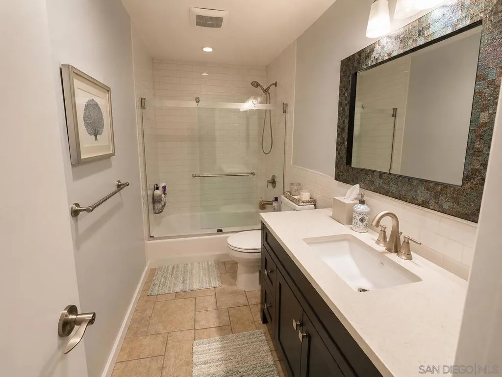 Bathroom 2 with Tub
