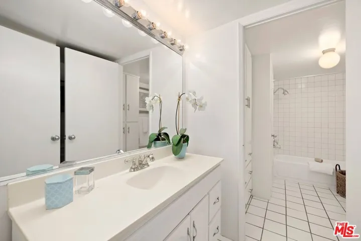 10966 Rochester Avenue 6b, Los Angeles, California 90024