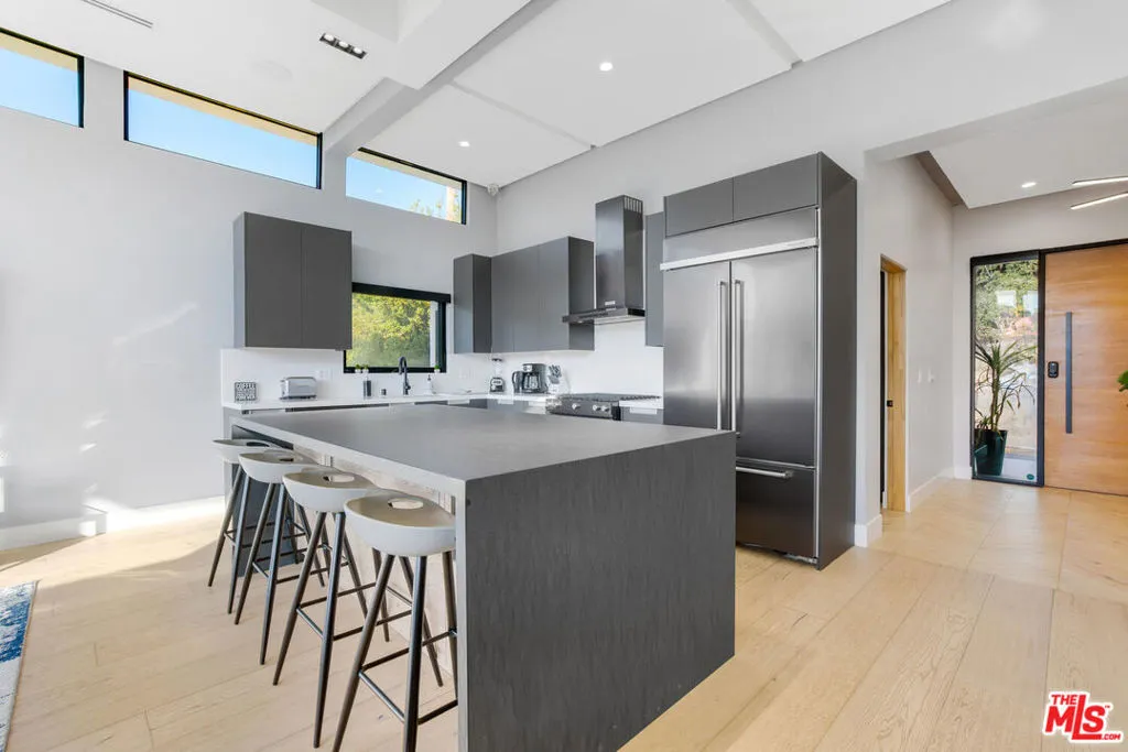 Kitchen w/ Bar Seating