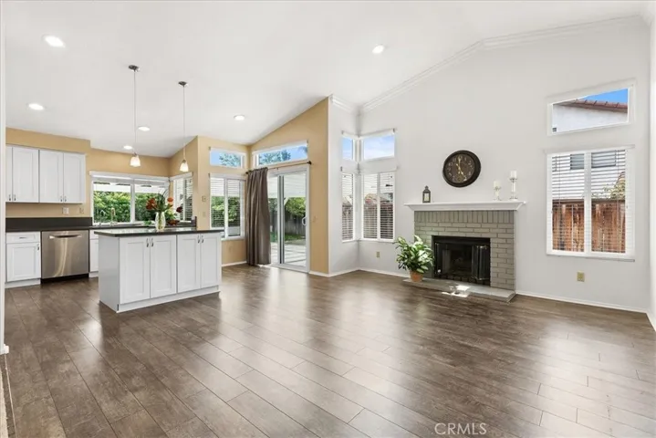 Open area to kitchen