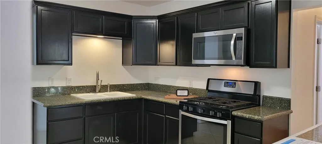 Kitchen Counter and Applimaces