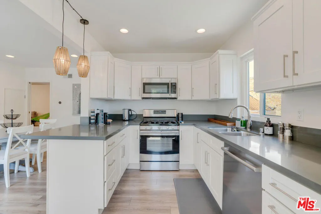 5343 Tendilla Avenue, Woodland Hills, California 91364 — photo 4