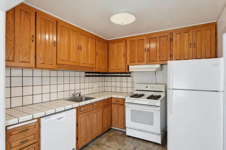 Kitchen has gas and can be expanded.