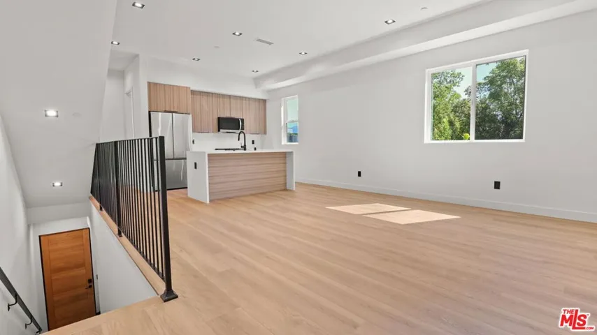 10842 Peach Grove Street 2, North Hollywood, California 91601