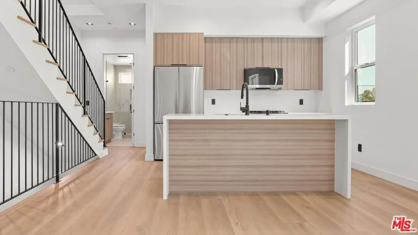 10842 Peach Grove Street 2, North Hollywood, California 91601