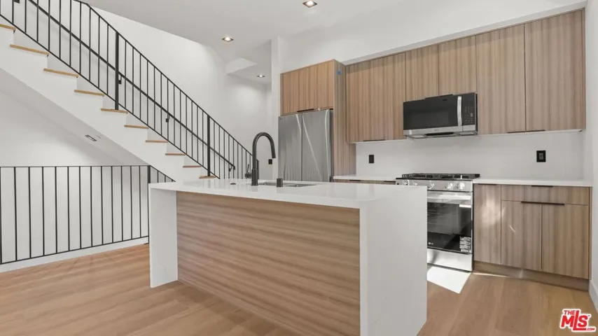 10842 Peach Grove Street 2, North Hollywood, California 91601