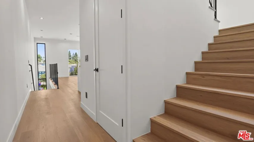 10842 Peach Grove Street 2, North Hollywood, California 91601
