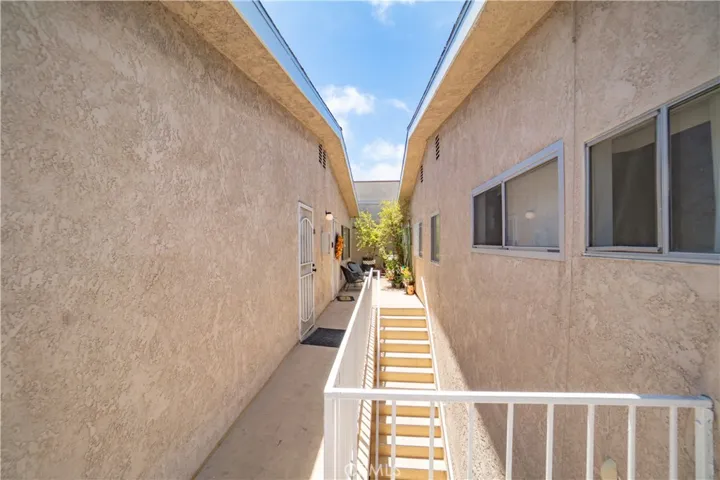 1090 Redondo, Long Beach, California 90804