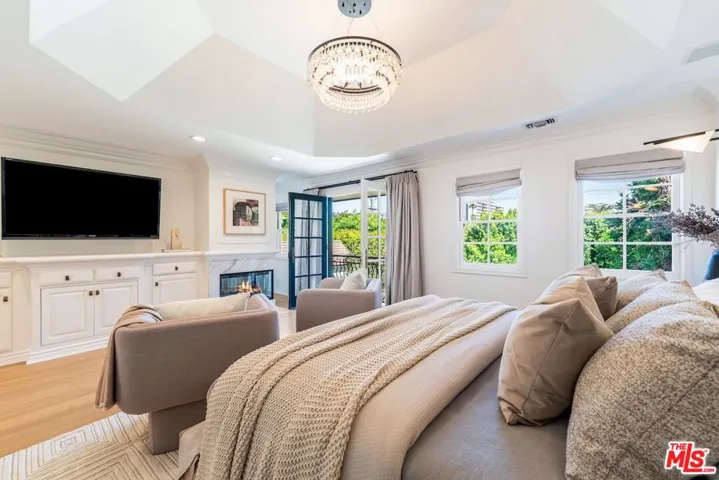 628 N Sierra Drive, Beverly Hills, California 90210