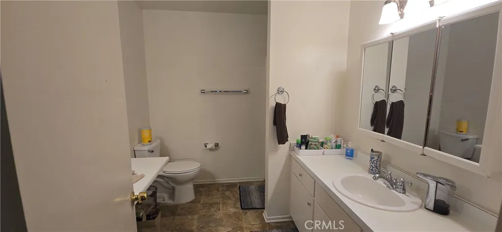 2715's Master bath with shower