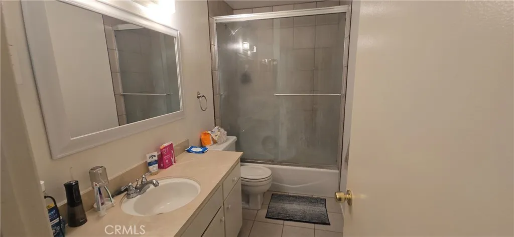 2715's Full Hall bath