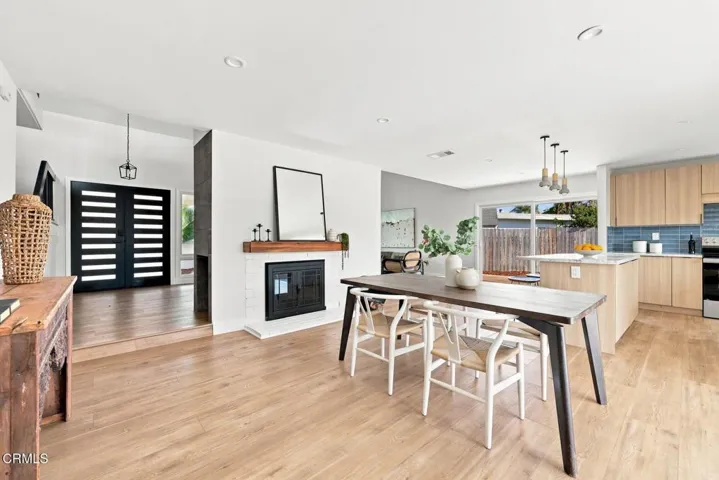 Dining to Kitchen