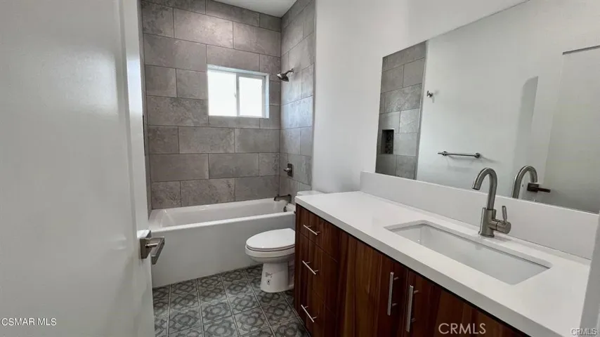 5635 Klump Avenue 1/2, North Hollywood, California 91601