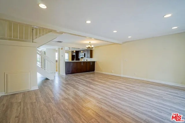 5760 Owensmouth Avenue 14, Woodland Hills, California 91367