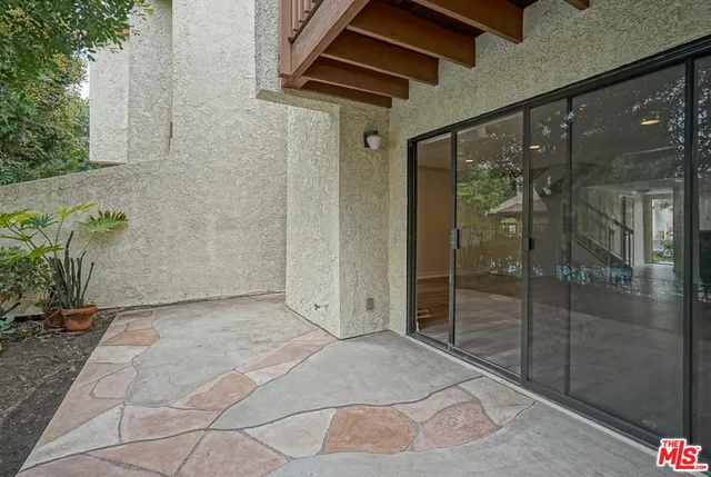 5760 Owensmouth Avenue 14, Woodland Hills, California 91367