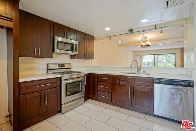 5760 Owensmouth Avenue 14, Woodland Hills, California 91367