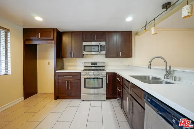 5760 Owensmouth Avenue 14, Woodland Hills, California 91367