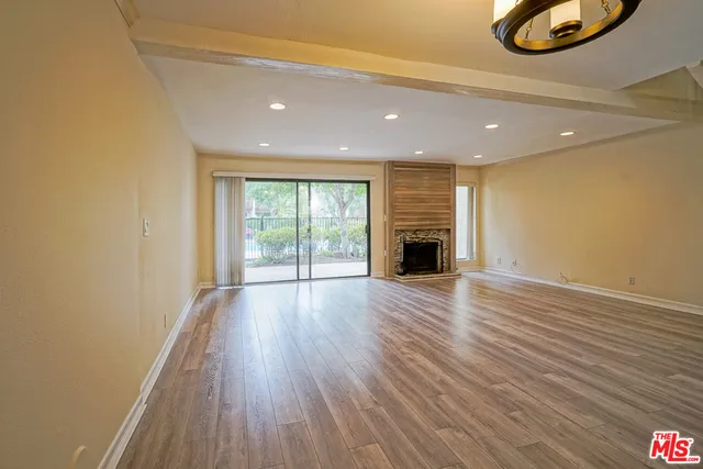 5760 Owensmouth Avenue 14, Woodland Hills, California 91367
