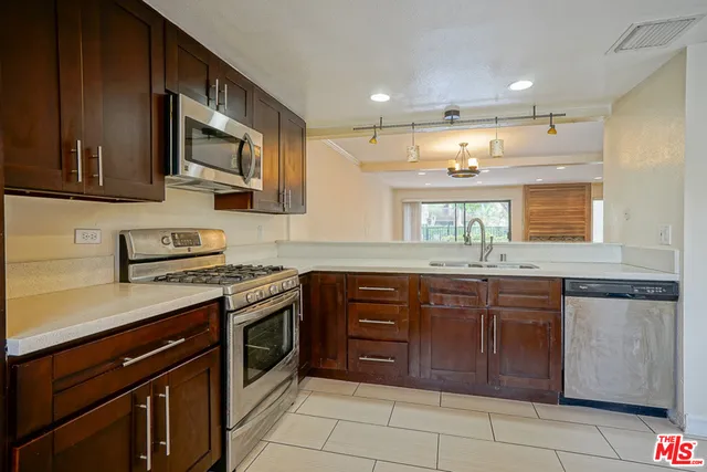 5760 Owensmouth Avenue 14, Woodland Hills, California 91367