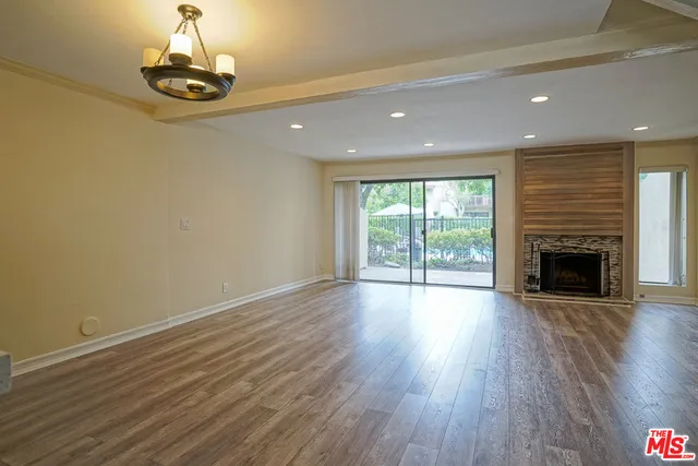 5760 Owensmouth Avenue 14, Woodland Hills, California 91367
