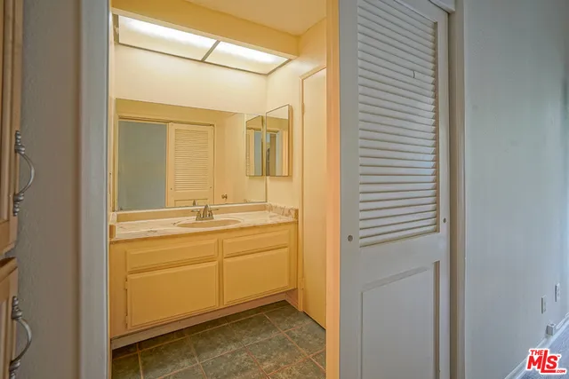 5760 Owensmouth Avenue 14, Woodland Hills, California 91367