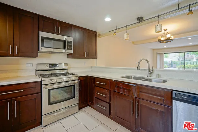 5760 Owensmouth Avenue 14, Woodland Hills, California 91367