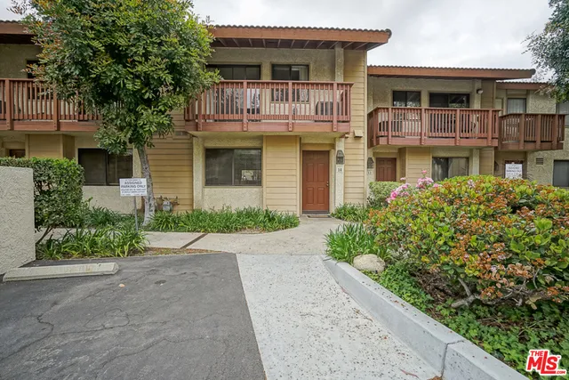 5760 Owensmouth Avenue 14, Woodland Hills, California 91367