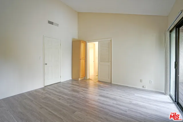5760 Owensmouth Avenue 14, Woodland Hills, California 91367